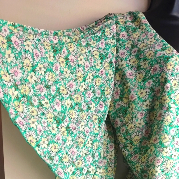 2/$15 Women's floral blouse size medium - Picture 2 of 5